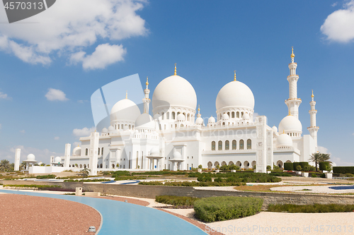 Image of Sheikh Zayed Grand Mosque in Abu Dhabi, the capital city of United Arab Emirates