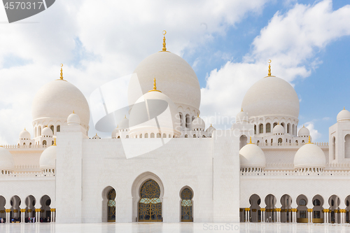 Image of Sheikh Zayed Grand Mosque in Abu Dhabi, the capital city of United Arab Emirates