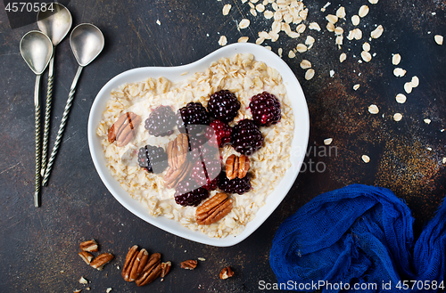 Image of porridge with berries