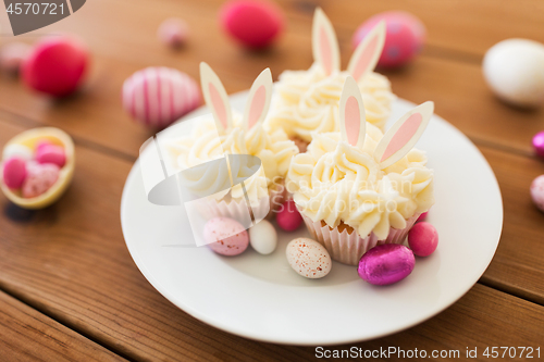 Image of cupcakes with easter eggs and candies on table