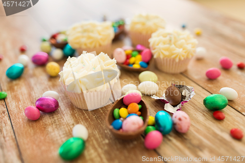 Image of cupcakes with chocolate eggs and candies on table