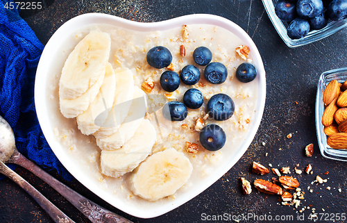 Image of oat flakes with berries