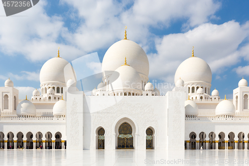 Image of Sheikh Zayed Grand Mosque in Abu Dhabi, the capital city of United Arab Emirates