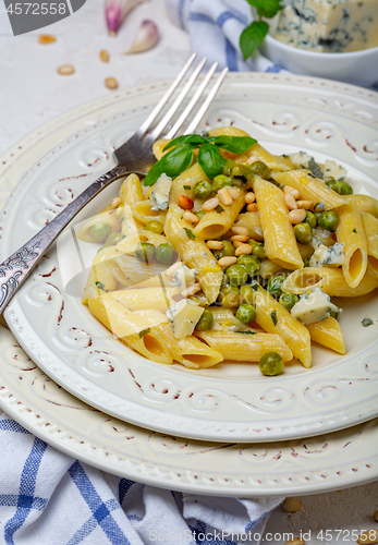 Image of Delicious vegetarian pasta with green peas sauce.