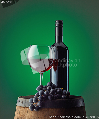 Image of glass and bottle of red wine