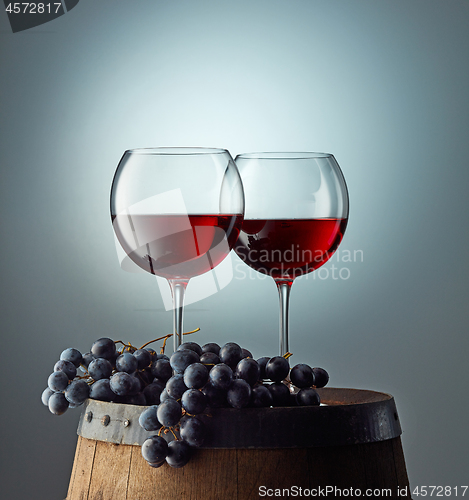 Image of two glasses on red wine