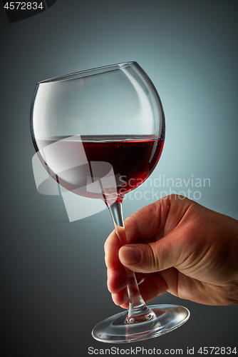 Image of glass on red wine