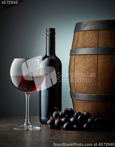 Image of glass and bottle of red wine