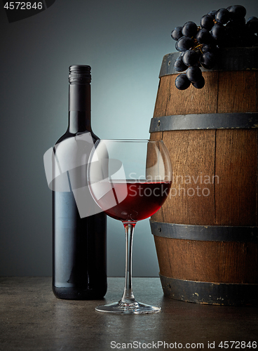 Image of glass and bottle of red wine