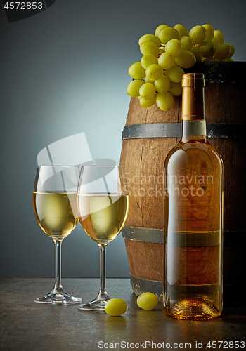 Image of glass and bottle of white wine