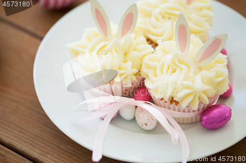 Image of cupcakes with easter eggs and candies on table