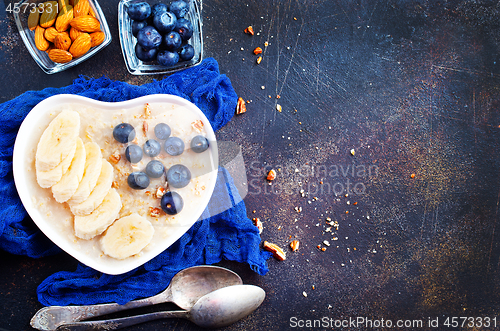 Image of oat flakes with berries