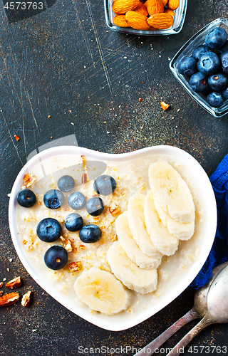Image of oat flakes with berries