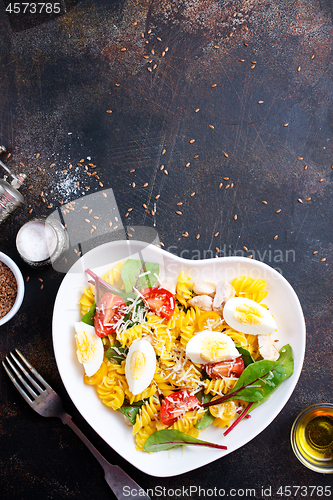 Image of pasta with cheese and manhold