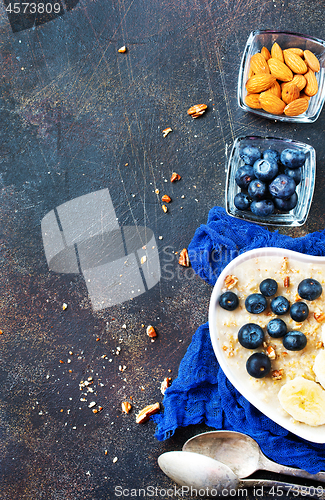 Image of oat flakes with berries