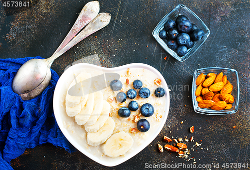 Image of oat flakes with berries