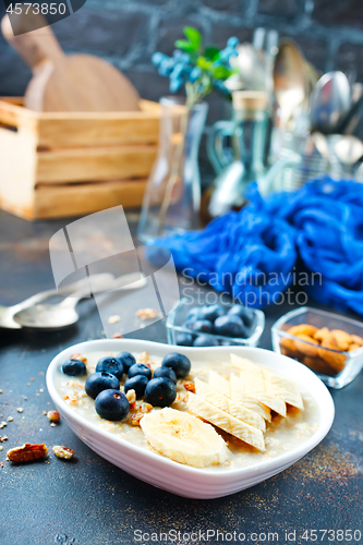 Image of oat flakes with berries