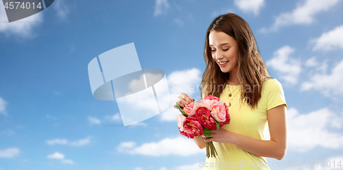 Image of young woman or teenage girl with flower bouquet