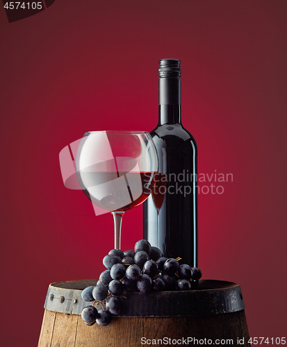 Image of glass and bottle of red wine