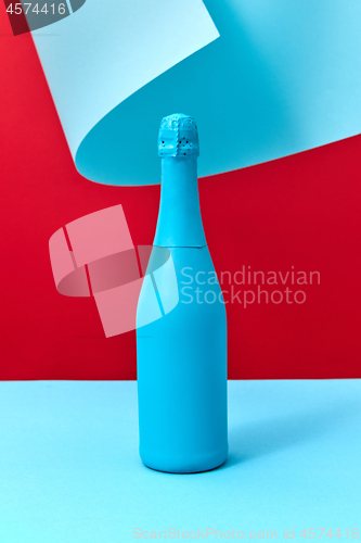 Image of Painted blue mock-up bottle of wine on a duotone curly background.