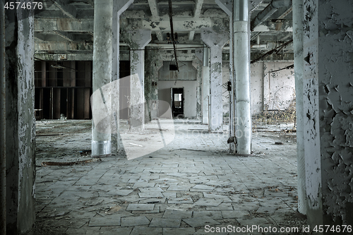 Image of Large abandoned hall with columns