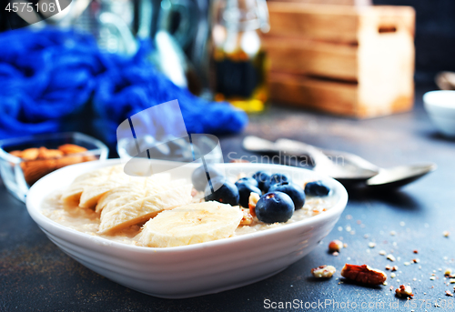 Image of oat flakes with berries