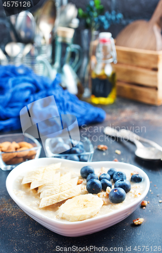 Image of oat flakes with berries
