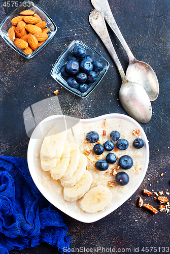 Image of oat flakes with berries