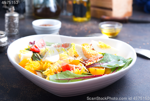 Image of pasta with cheese and manhold