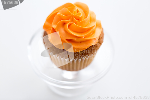 Image of cupcake with frosting on confectionery stand
