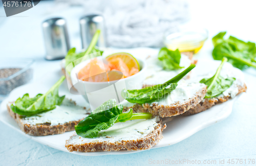 Image of bread with cheese and salmon