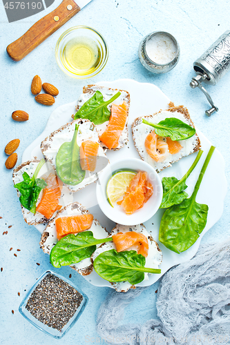 Image of bread with cheese and salmon