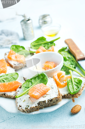 Image of bread with cheese and salmon