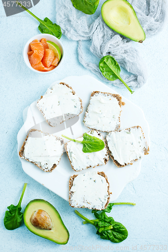 Image of bread with cheese and salmon