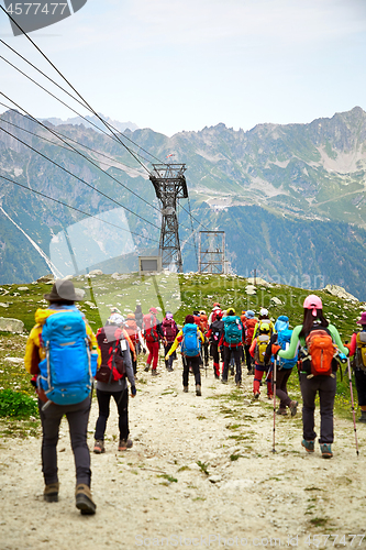 Image of Tourists are heading to see the mountain range