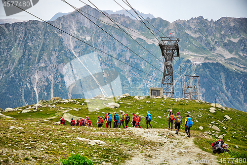 Image of Tourists are heading to see the mountain range