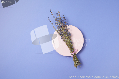 Image of Round ceramic board with natural lavender bunch.