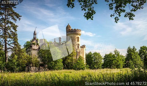 Image of La Mothe Chandeniers, a fairytale ruin of a french castle