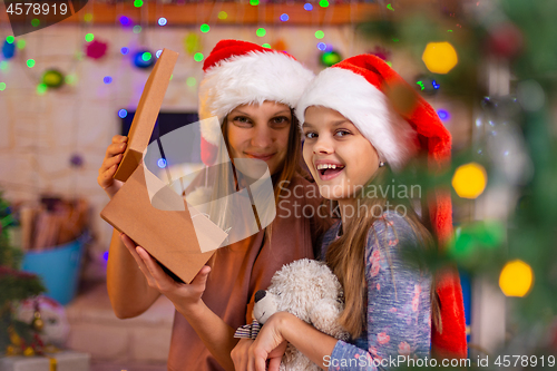 Image of Hilarious mom and girl open new year box