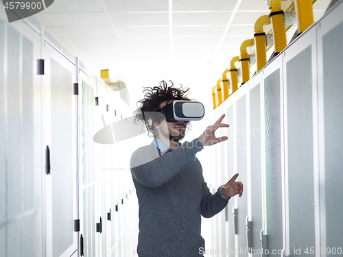 Image of IT engeneer using virtual reality headset