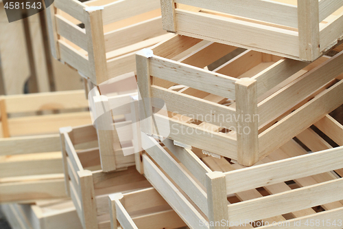 Image of empty wooden boxes 