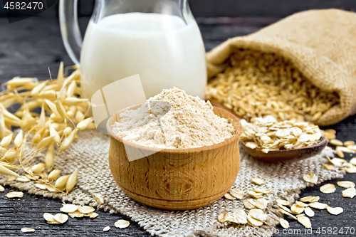 Image of Flour oat in bowl on dark wooden board