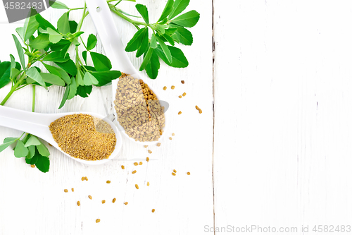 Image of Fenugreek in two spoons with leaves on board top