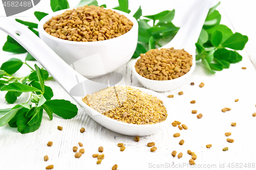 Image of Fenugreek in two spoons and bowl with leaves on board