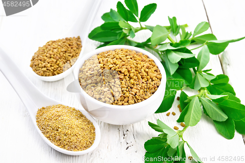 Image of Fenugreek in bowl and two spoons with leaves on light board