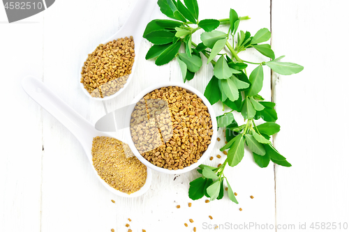 Image of Fenugreek in bowl and two spoons with leaves on board top