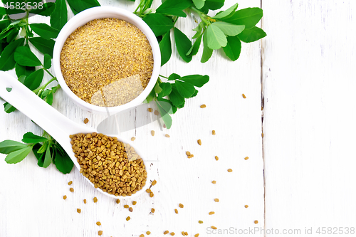 Image of Fenugreek in spoon and bowl with leaves on board top