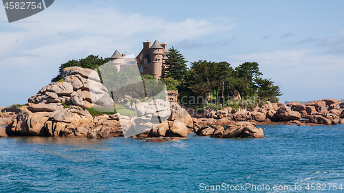 Image of Castle amongst pink granite boulders near ploumanach