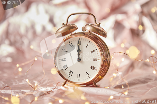 Image of Christmas card with cooper alarmclock and garland.