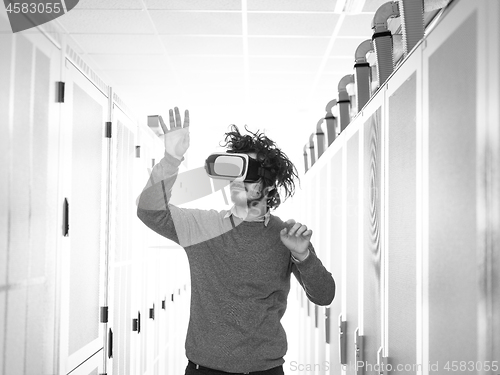 Image of IT engeneer using virtual reality headset